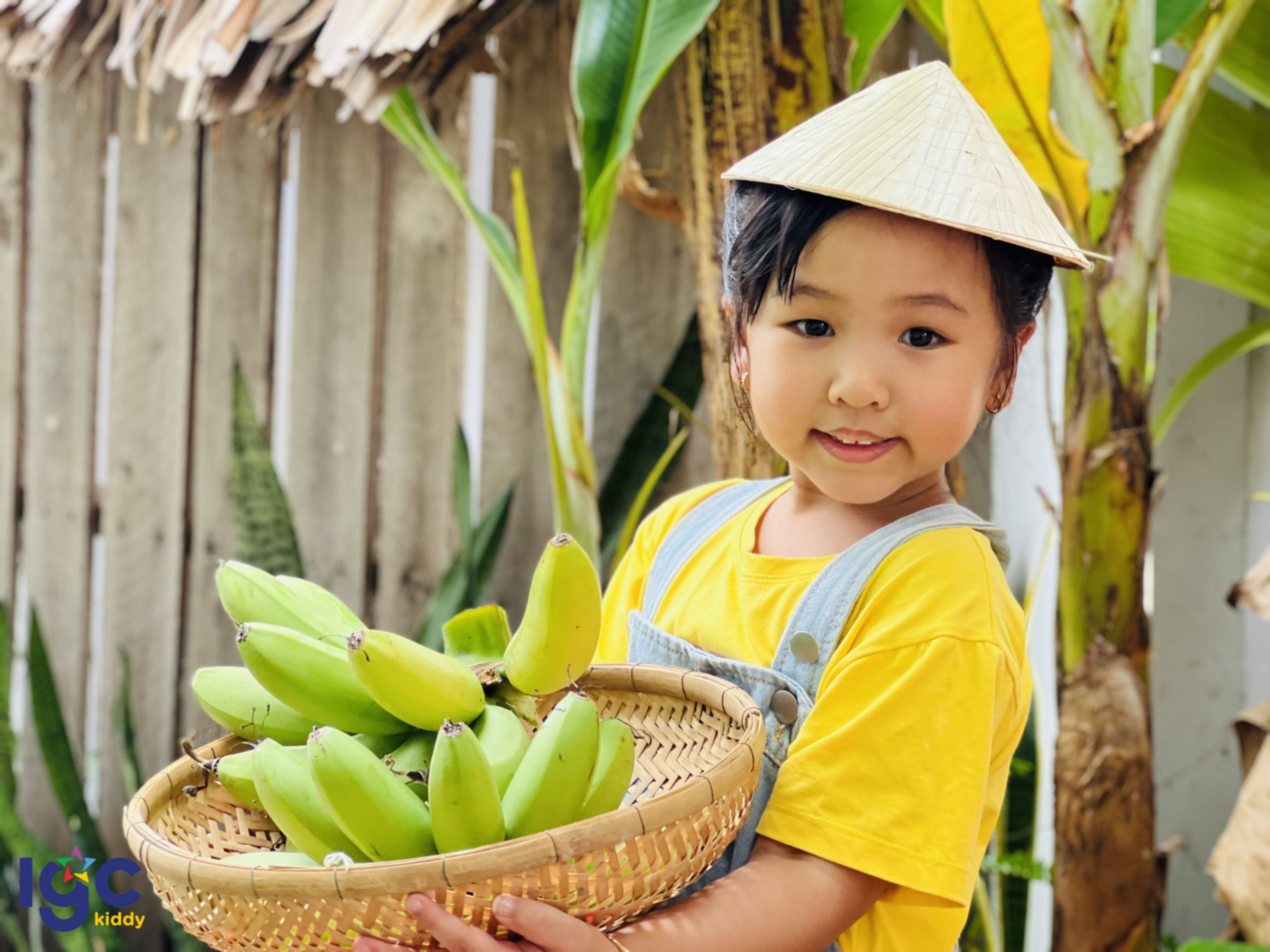 BÉ CƯNG GHÉ THĂM VƯỜN - THU HOẠCH RỔ CHUỐI TO