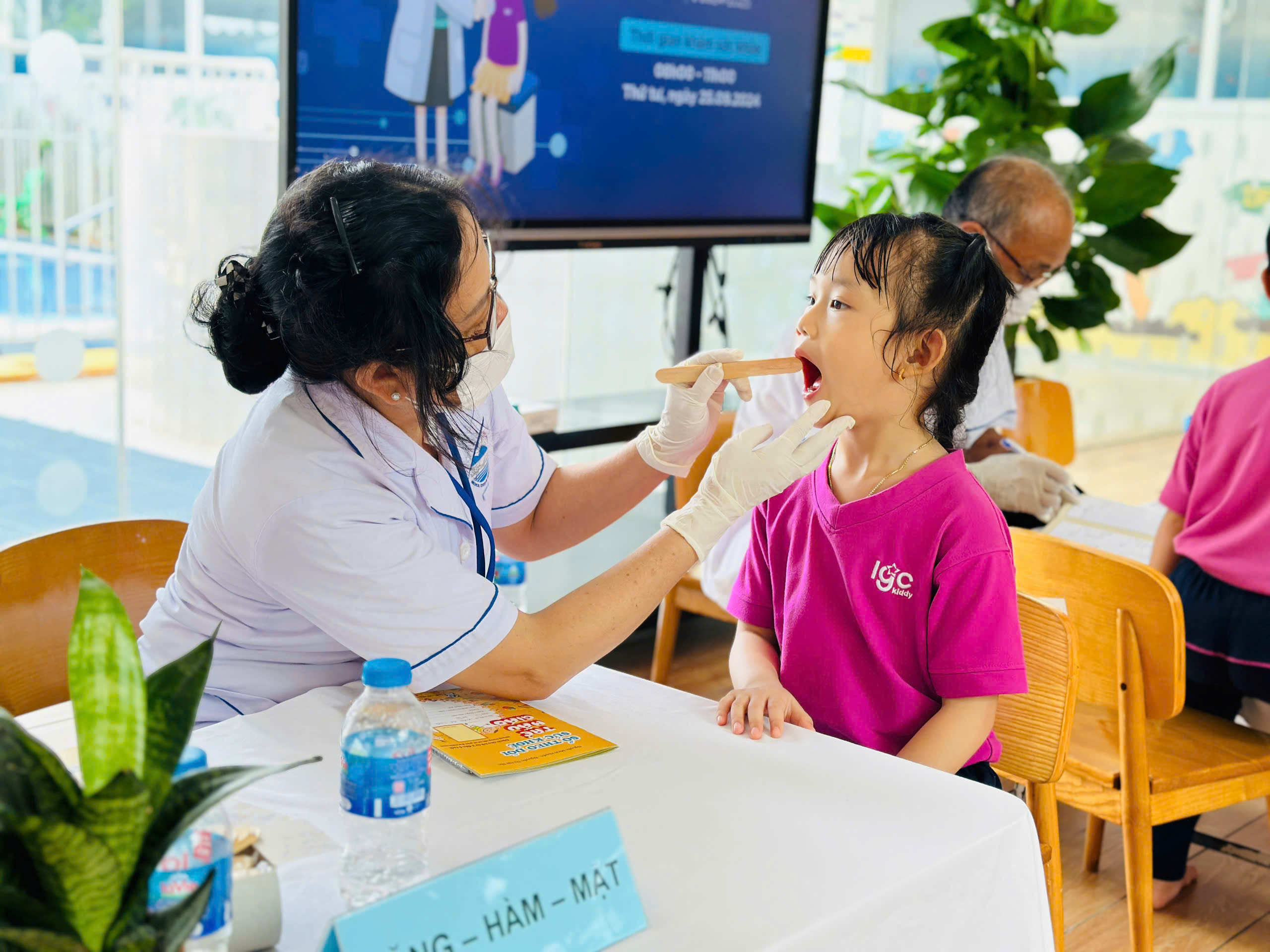 TỔ CHỨC KHÁM SỨC KHỎE NHI LẦN 1 NĂM HỌC 2024 - 2025