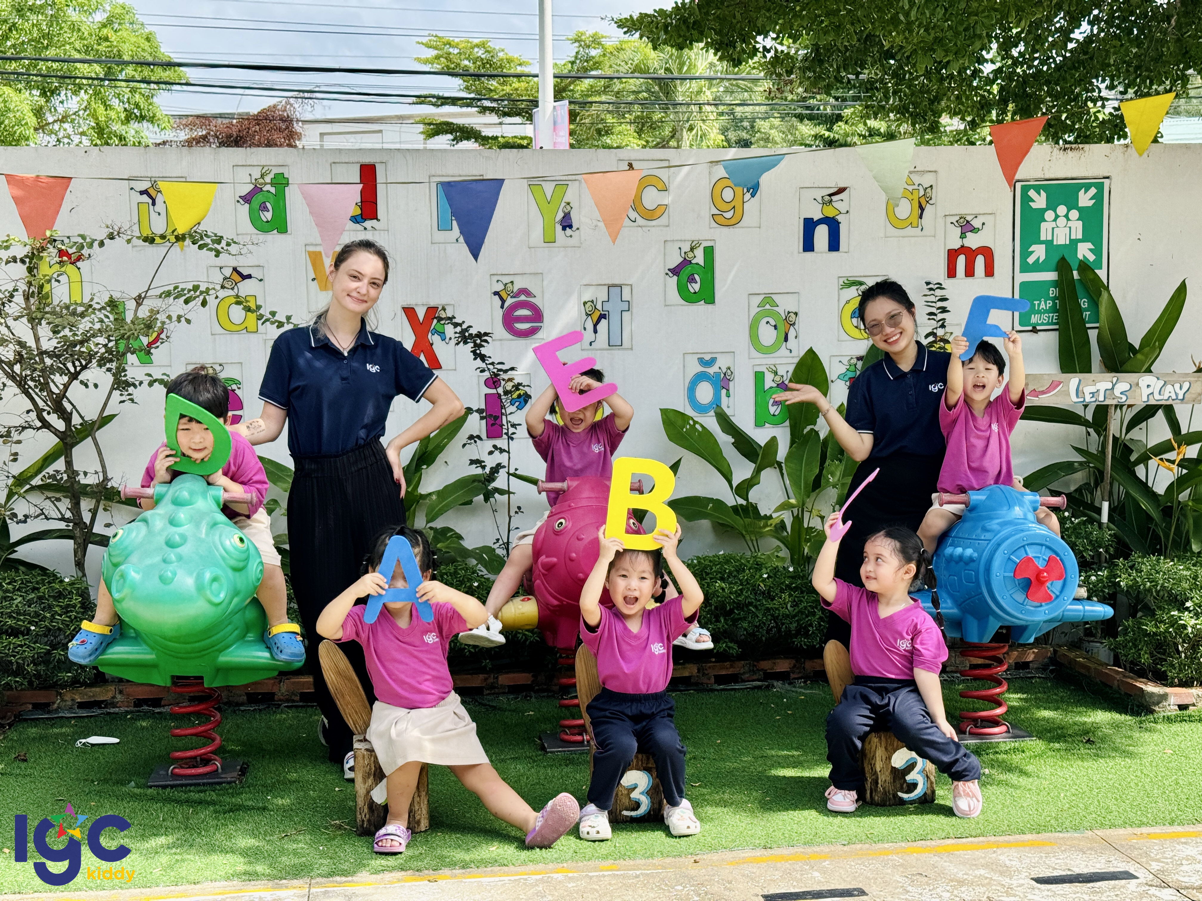 HỌC TIẾNG ANH NGOÀI TRỜI – KHÁM PHÁ THẾ GIỚI QUA MỖI BƯỚC CHÂN