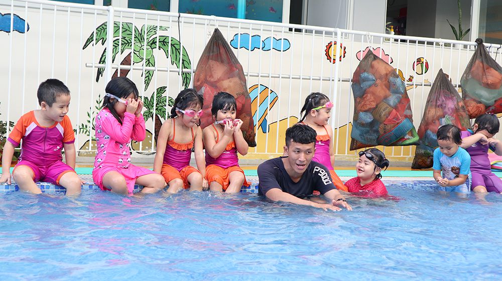 Bơi lội (Swimming class)