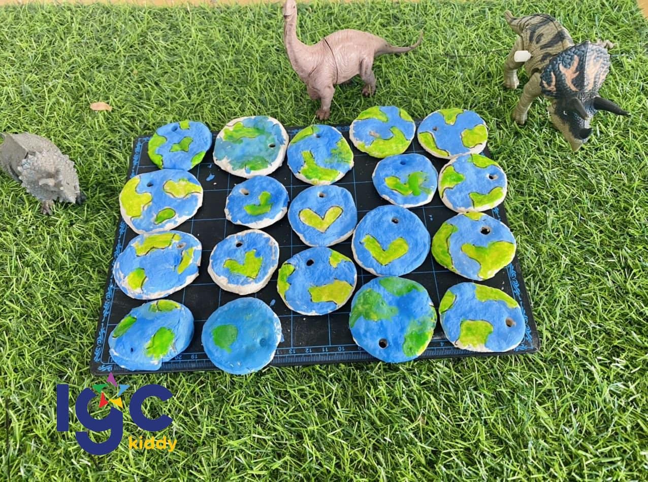 TIẾT HỌC SÁNG TẠO TRÁI ĐẤT TỪ ĐÔI BÀN TAY NHỎ CỦA BÉ YÊU